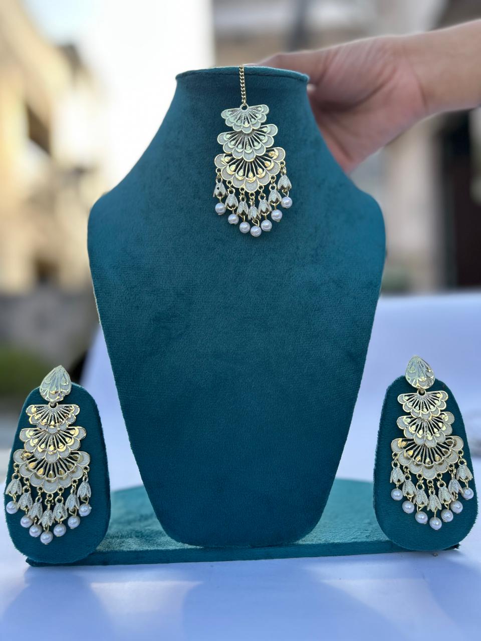 Shivanya MaangTika Earring ( Combo / white / Golden ))