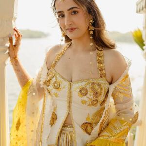 Nupur earrings ( Kaanchain / golden/ pearl / White )